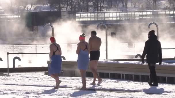 ヘルシンキ フィンランド 2018 は冬にヘルシンキ中心部の屋外海水プールで泳ぐ Allas 海プール サウナ 塩水のプールは一年中オープン — ストック動画