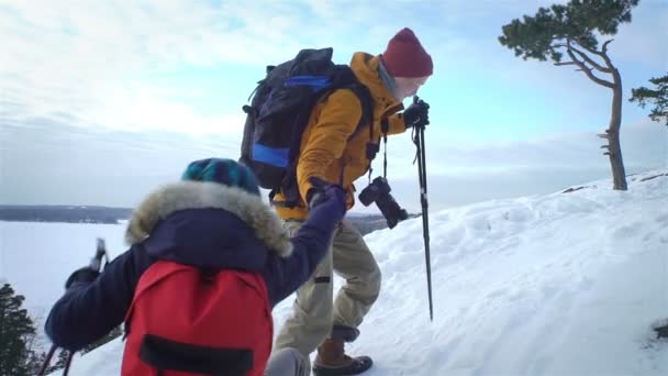 Jeunes en randonnée hivernale en montagne, randonneurs pédestres sur neige — Video