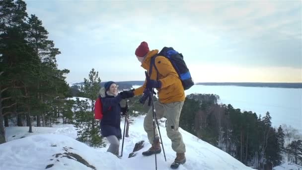 冬に若い人々 の山、雪の上を歩くバックパッカーのハイキングします。 — ストック動画