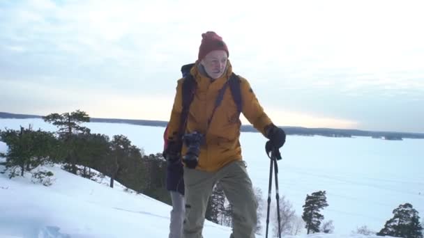 冬に若い人々 の山、雪の上を歩くバックパッカーのハイキングします。 — ストック動画