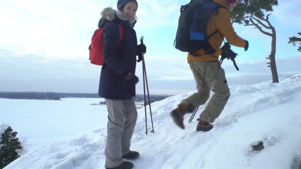 Jóvenes en caminata de invierno en las montañas, mochileros caminando sobre la nieve — Vídeos de Stock