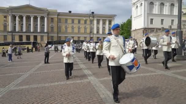 La banda militar de la Fuerza de Defensa finlandesa realiza un concierto público gratuito y desfile en el centro de Helsinki — Vídeo de stock