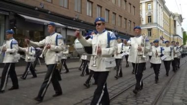 Fin Savunma Kuvvetleri askeri band Helsinki merkezinde ücretsiz kamu konser ve geçit töreni gerçekleştirir