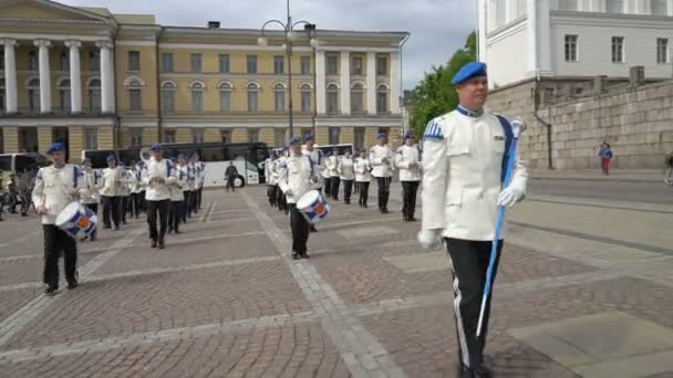 Fińskie siły zbrojne Orkiestra wojskowa wykonuje darmowy koncert publiczny i parada w centrum Helsinek — Wideo stockowe