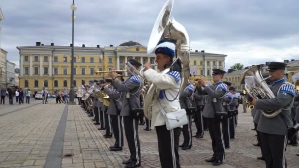 A finn védelmi erők katonai zenekar végez ingyenes nyilvános koncert és felvonulás a Helsinki központjában — Stock videók