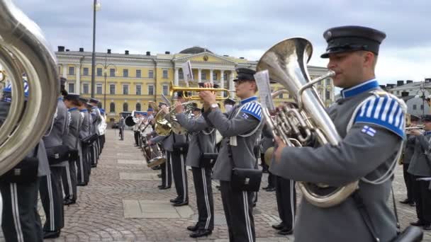 Finské obranné síly vojenské kapely provádí zdarma veřejný koncert a průvod v centru Helsinek — Stock video