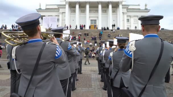 Η φινλανδική αμυντική δύναμη στρατιωτική μπάντα εκτελεί δωρεάν δημόσια συναυλία και παρέλαση στο κέντρο του Ελσίνκι — Αρχείο Βίντεο
