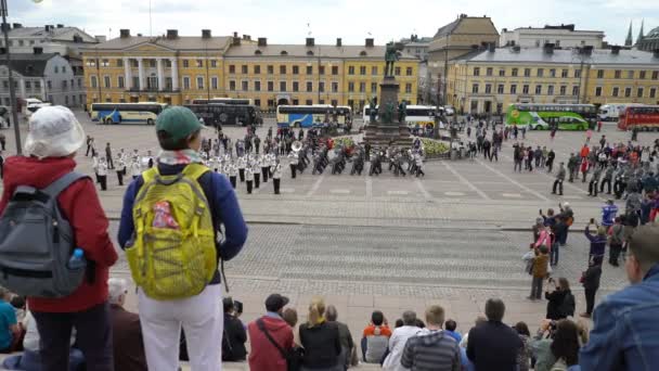 La banda militar de la Fuerza de Defensa finlandesa realiza un concierto público gratuito y desfile en el centro de Helsinki — Vídeo de stock