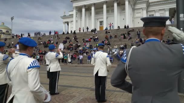 De Finse Defence Force militaire band presteert gratis openbaar concert en parade in het centrum van Helsinki — Stockvideo