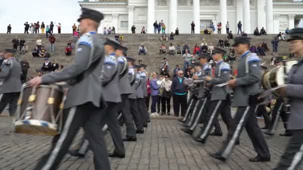 Η φινλανδική αμυντική δύναμη στρατιωτική μπάντα εκτελεί δωρεάν δημόσια συναυλία και παρέλαση στο κέντρο του Ελσίνκι — Αρχείο Βίντεο