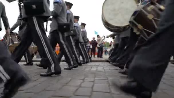 La fanfare militaire de la Force de défense finlandaise donne un concert et un défilé publics gratuits au centre d'Helsinki — Video