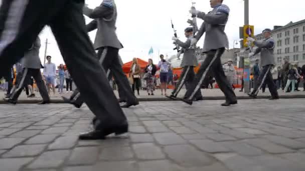 La fanfare militaire de la Force de défense finlandaise donne un concert et un défilé publics gratuits au centre d'Helsinki — Video