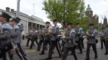 Fin Savunma Kuvvetleri askeri band Helsinki merkezinde ücretsiz kamu konser ve geçit töreni gerçekleştirir