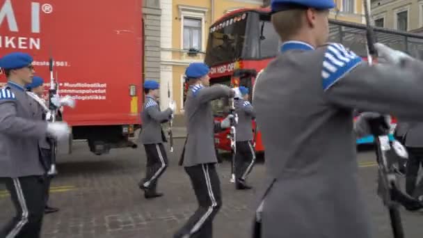 Fińskie siły zbrojne Orkiestra wojskowa wykonuje darmowy koncert publiczny i parada w centrum Helsinek — Wideo stockowe