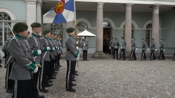 A finn védelmi erők katonai zenekar végez ingyenes nyilvános koncert és felvonulás a Helsinki központjában — Stock videók