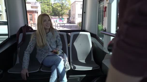 Geautomatiseerde op afstand bediende bus in Helsinki. Onbemande openbaar vervoer op straat. — Stockvideo