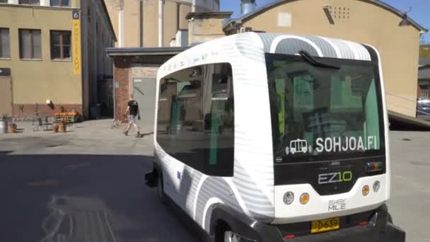 Geautomatiseerde op afstand bediende bus in Helsinki. Onbemande openbaar vervoer op straat. — Stockvideo