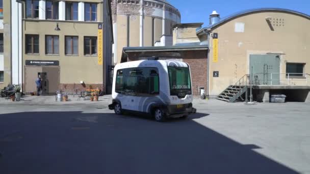 Otomatik uzaktan kumandalı otobüs Helsinki. Sokakta insansız toplu taşıma. — Stok video