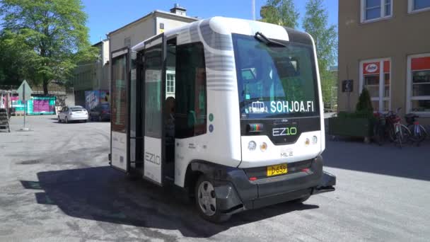 Αυτοματοποιημένη τηλεχειριζόμενο λεωφορείο στο Ελσίνκι. Μη επανδρωμένα δημόσιες μεταφορές στην οδό. — Αρχείο Βίντεο