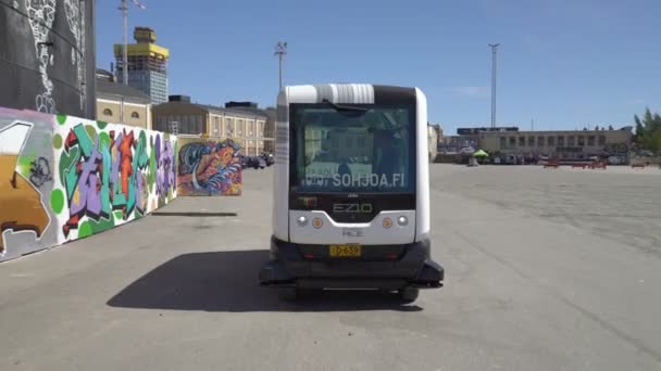 Automatické dálkově ovládané autobus v Helsinkách. Bezpilotní veřejná doprava na ulici. — Stock video