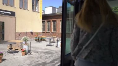 Otomatik uzaktan kumandalı otobüs Helsinki. Sokakta insansız toplu taşıma.