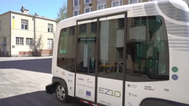 Αυτοματοποιημένη τηλεχειριζόμενο λεωφορείο στο Ελσίνκι. Μη επανδρωμένα δημόσιες μεταφορές στην οδό. — Αρχείο Βίντεο