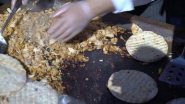 Sokak satıcıları Gyros, pişirme klasik Yunan pita sandviç.