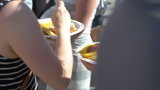 Молоді жінки вуличної їжі в Гельсінкі — стокове відео
