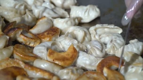 Sokak satıcıları Nepal geleneksel hamur tatlısı momos yemek. — Stok video
