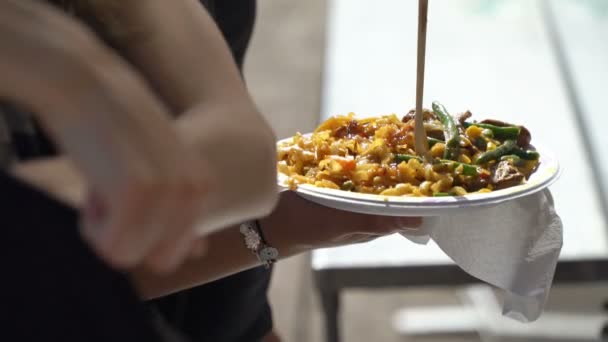 Ασιατική για χορτοφάγους streetfood στην Ευρώπη. — Αρχείο Βίντεο