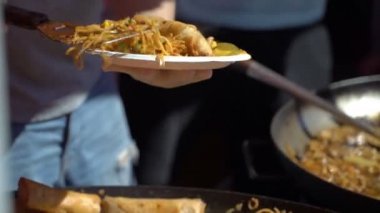 Sokak satıcıları sokakta hızlı Asya noodles hazırlamak.