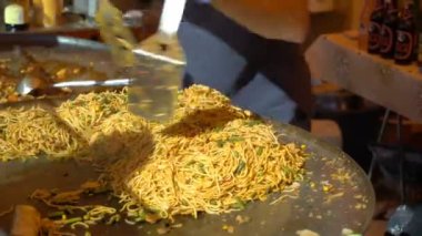 Sokak satıcıları sokakta hızlı Asya noodles hazırlamak.