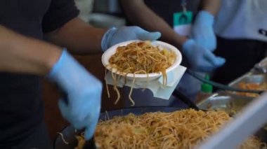 Sokak satıcıları sokakta hızlı Asya noodles hazırlamak.