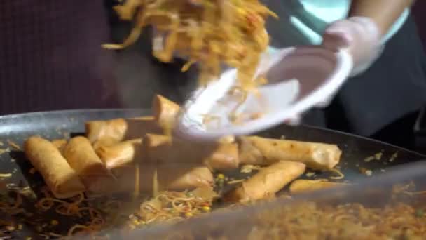Уличные торговцы готовят быструю азиатскую лапшу на улице . — стоковое видео