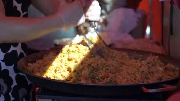 Vendedores ambulantes preparan arroz tradicional asiático con verduras en la calle . — Vídeos de Stock