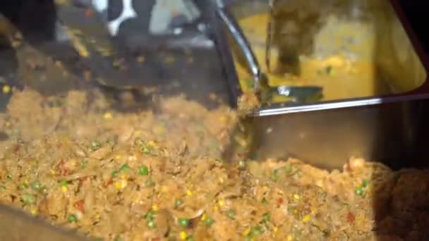 Vendedores ambulantes preparan arroz tradicional asiático con verduras en la calle . — Vídeos de Stock