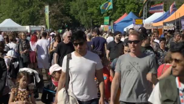 Mucha gente en la ciudad Parque en Helsinki en un día soleado de primavera . — Vídeos de Stock