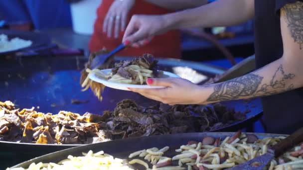 Швидка їжа. Обслуговування клієнтів ресторану, вуличне харчування в міському парку . — стокове відео