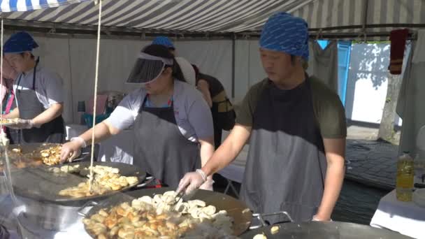 Street vendors cook Nepalese traditional dumpling momos in Helsinki. — Stock Video