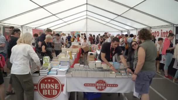 Een heleboel fans van literatuur aan een boek te koop in het centrum van Helsinki — Stockvideo