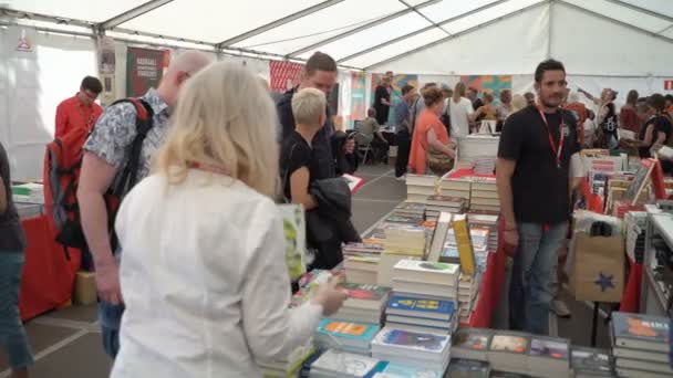 Un sacco di appassionati di letteratura in una vendita di libri nel centro di Helsinki — Video Stock