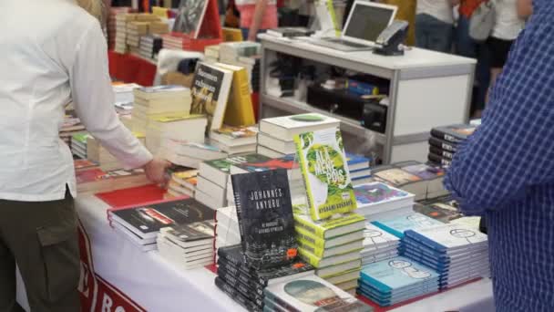 Een heleboel fans van literatuur aan een boek te koop in het centrum van Helsinki — Stockvideo