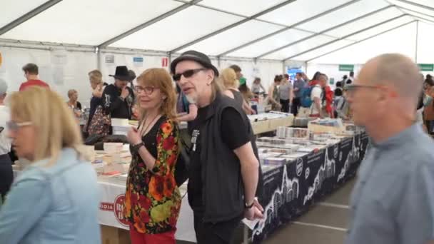 En massa fans i litteratur vid en bok försäljning i centrala Helsingfors — Stockvideo