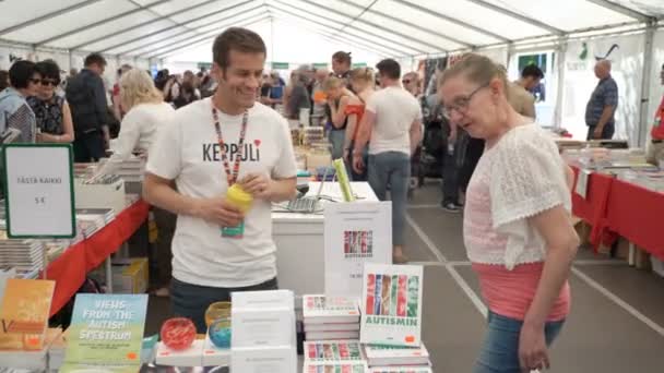 Een heleboel fans van literatuur aan een boek te koop in het centrum van Helsinki — Stockvideo