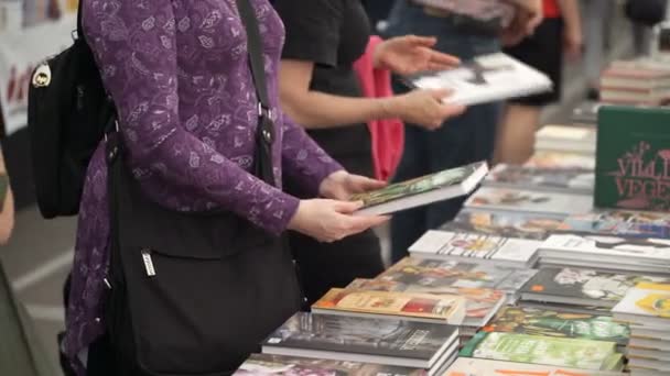 Een heleboel fans van literatuur aan een boek te koop in het centrum van Helsinki — Stockvideo