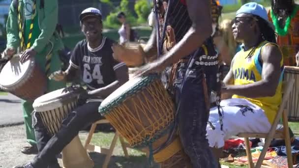 I giovani dell'Africa e la gente del posto ballano e suonano la batteria tradizionale in un parco cittadino a Helsinki . — Video Stock