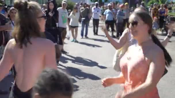 Jonge bewoners van Afrika en de lokale bevolking dansen en traditionele mensen drummen in een stadspark in Helsinki. — Stockvideo