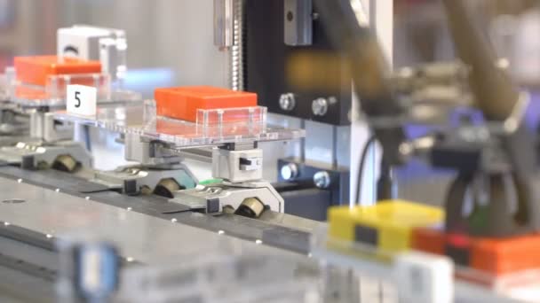 Geautomatiseerde robot transportband. — Stockvideo