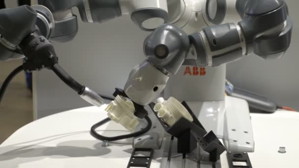 Un bras robotique industriel compact et flexible ABB fabrique des articles en plastique . — Video