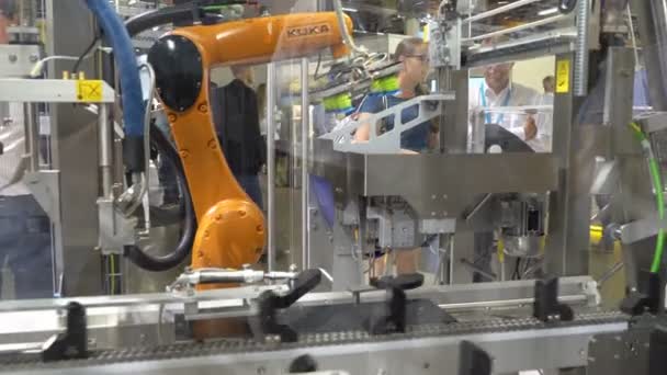Brazo flexible robótico industrial de la empresa KUKA en acción durante la gran exposición PacTec en Helsinki — Vídeo de stock